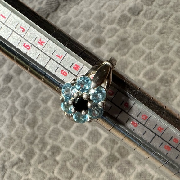 Sterling Silver flower ring - Picture 6 of 17